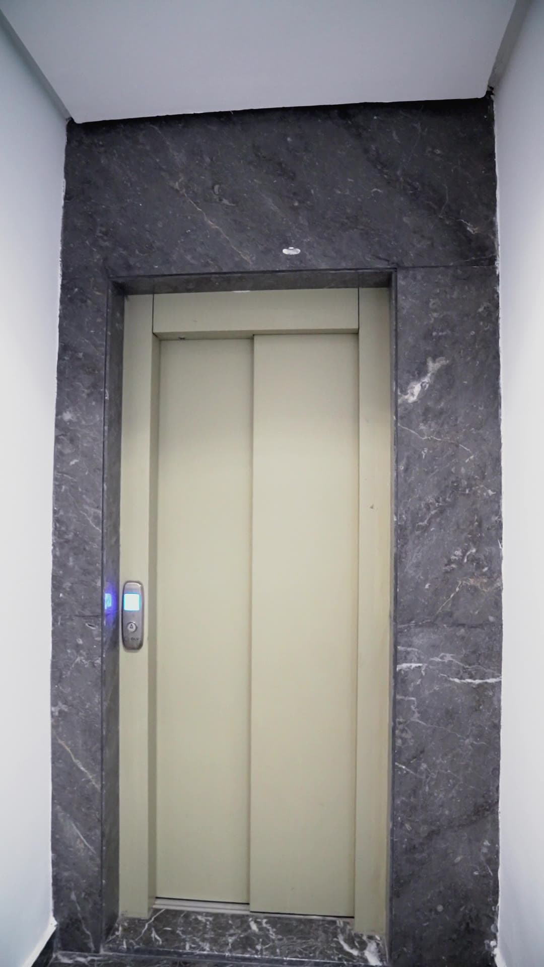 Ascenseur de l'immeuble