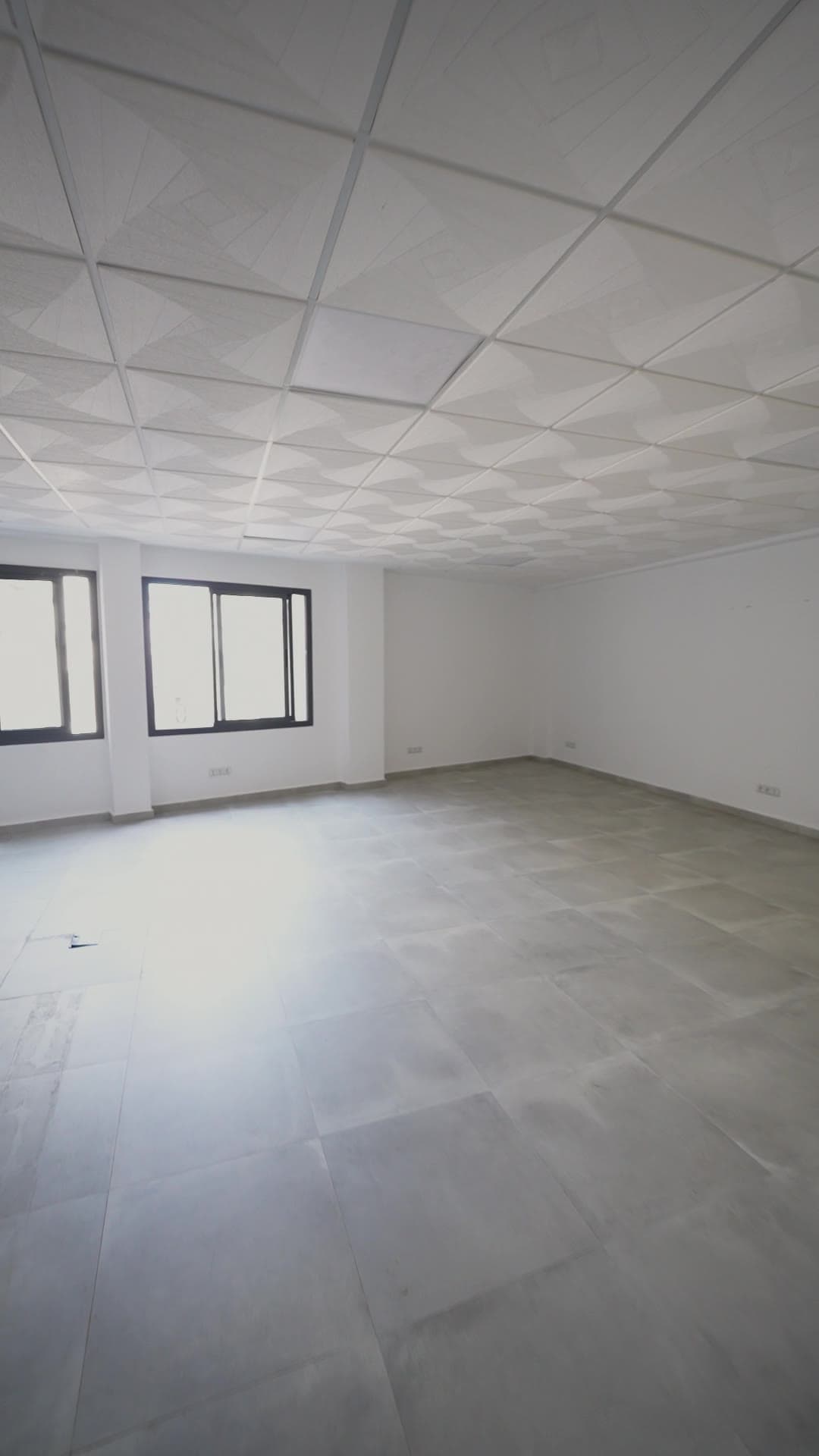 Plateau de bureau lumineux avec fenêtres et climatisation