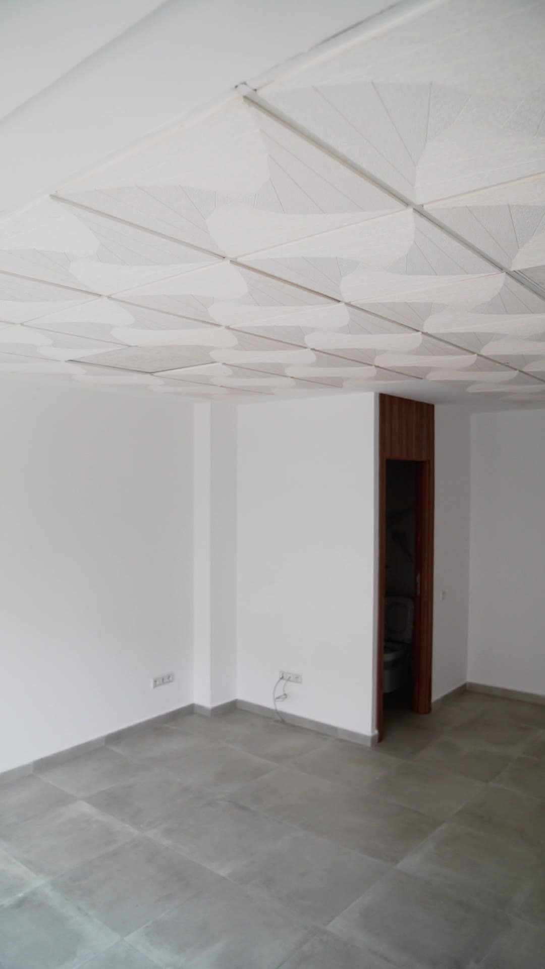 Bureau avec porte en noyer, sol carrelé et faux plafond