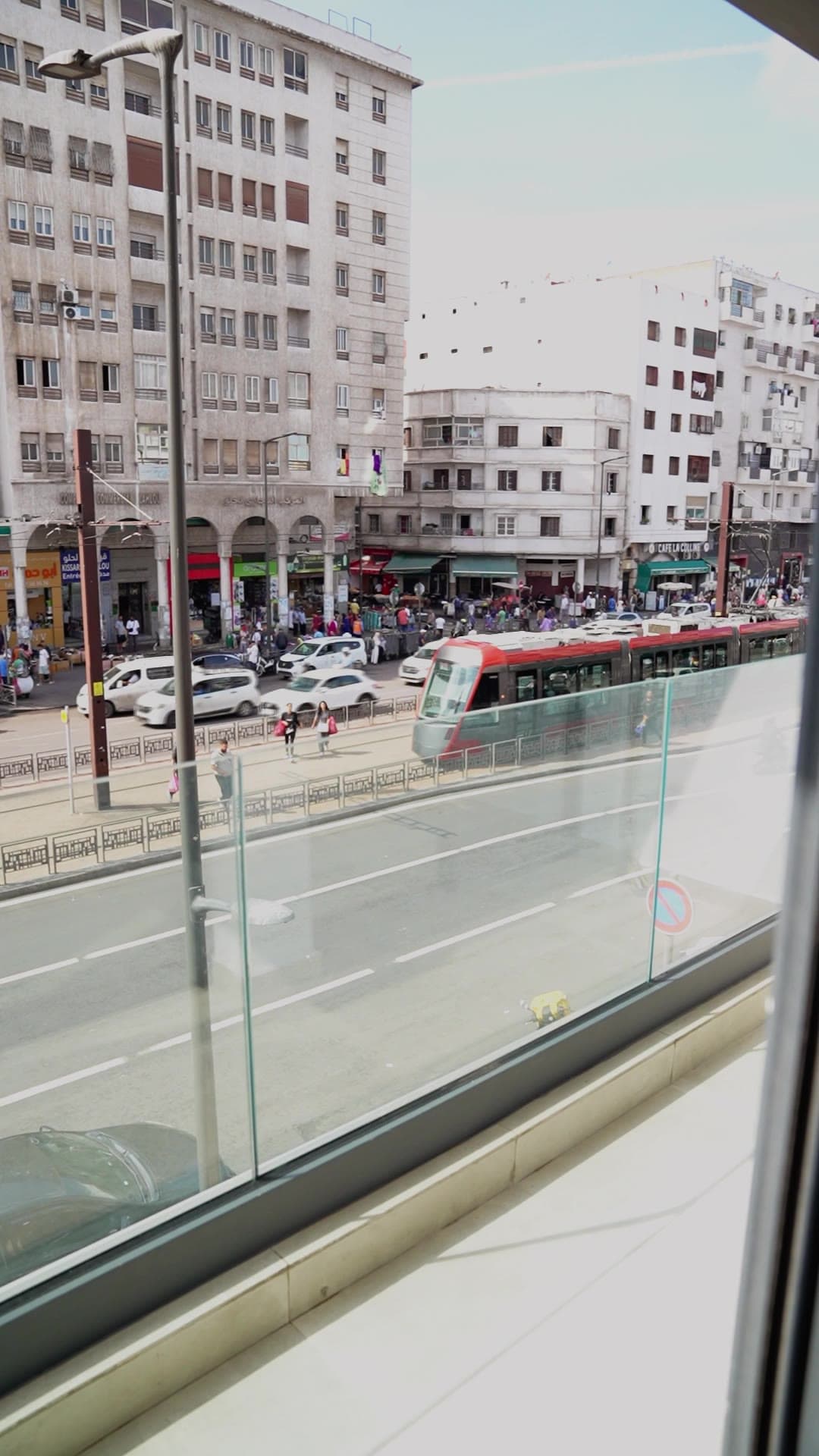 Vue depuis un bureau sur le tram T3 et le boulevard